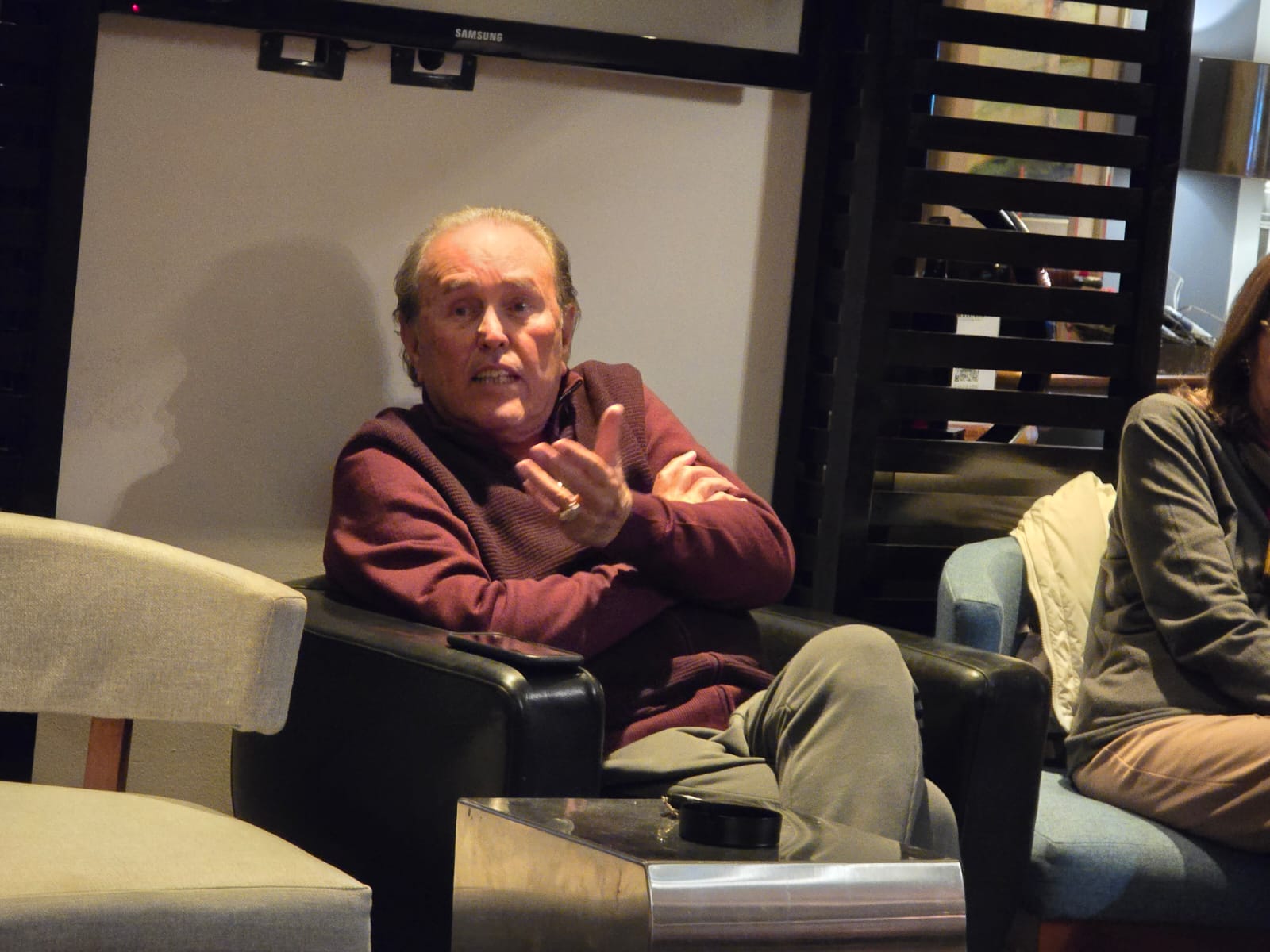 نادي «قراء القطامية» يناقش رواية «عذاري وتوابيت» للروائي ناصر عراق